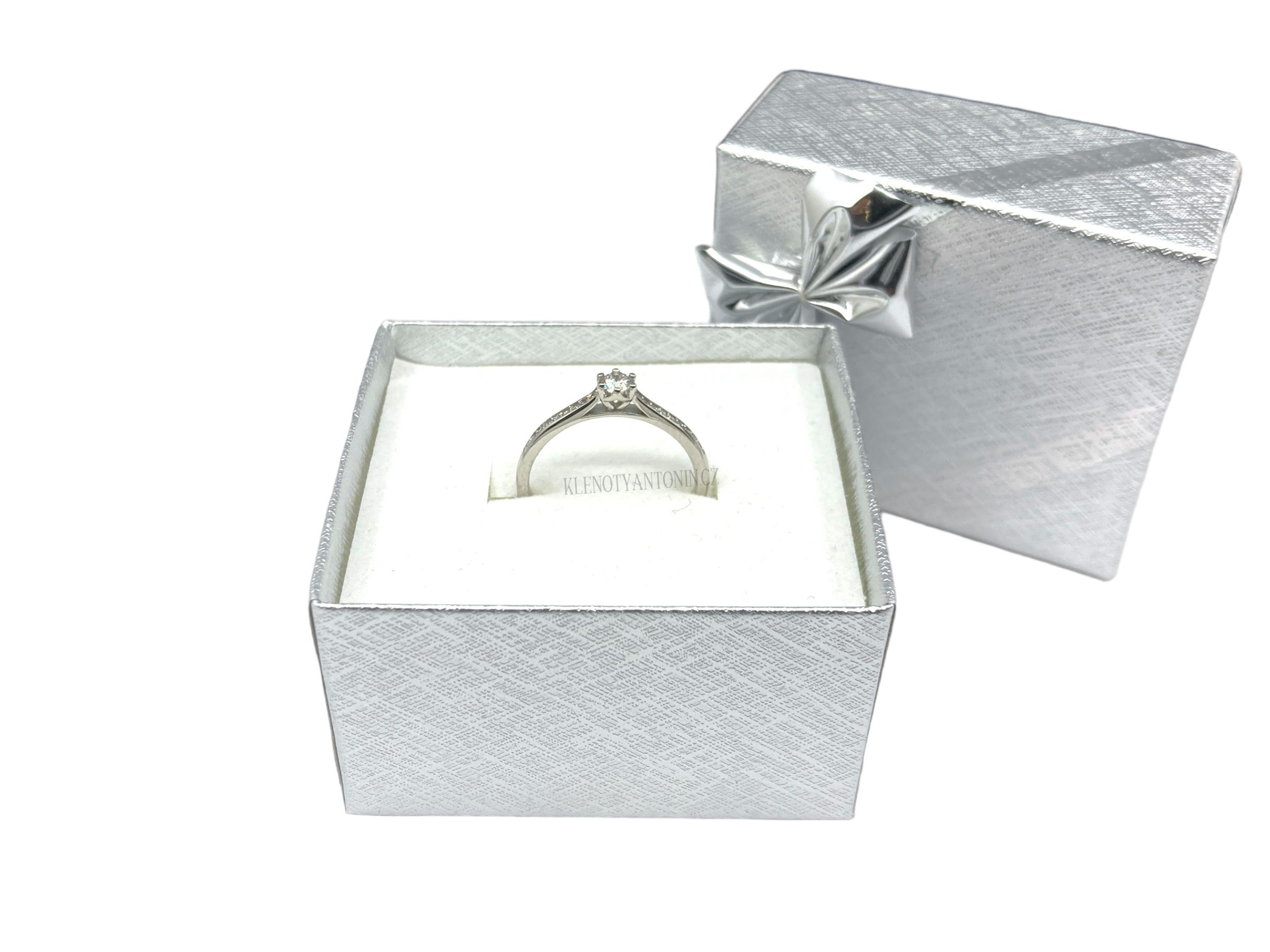 Zásnubní prsten z bílého zlata se zirkony vel. 55 (Au 585/1000, 1,70g)