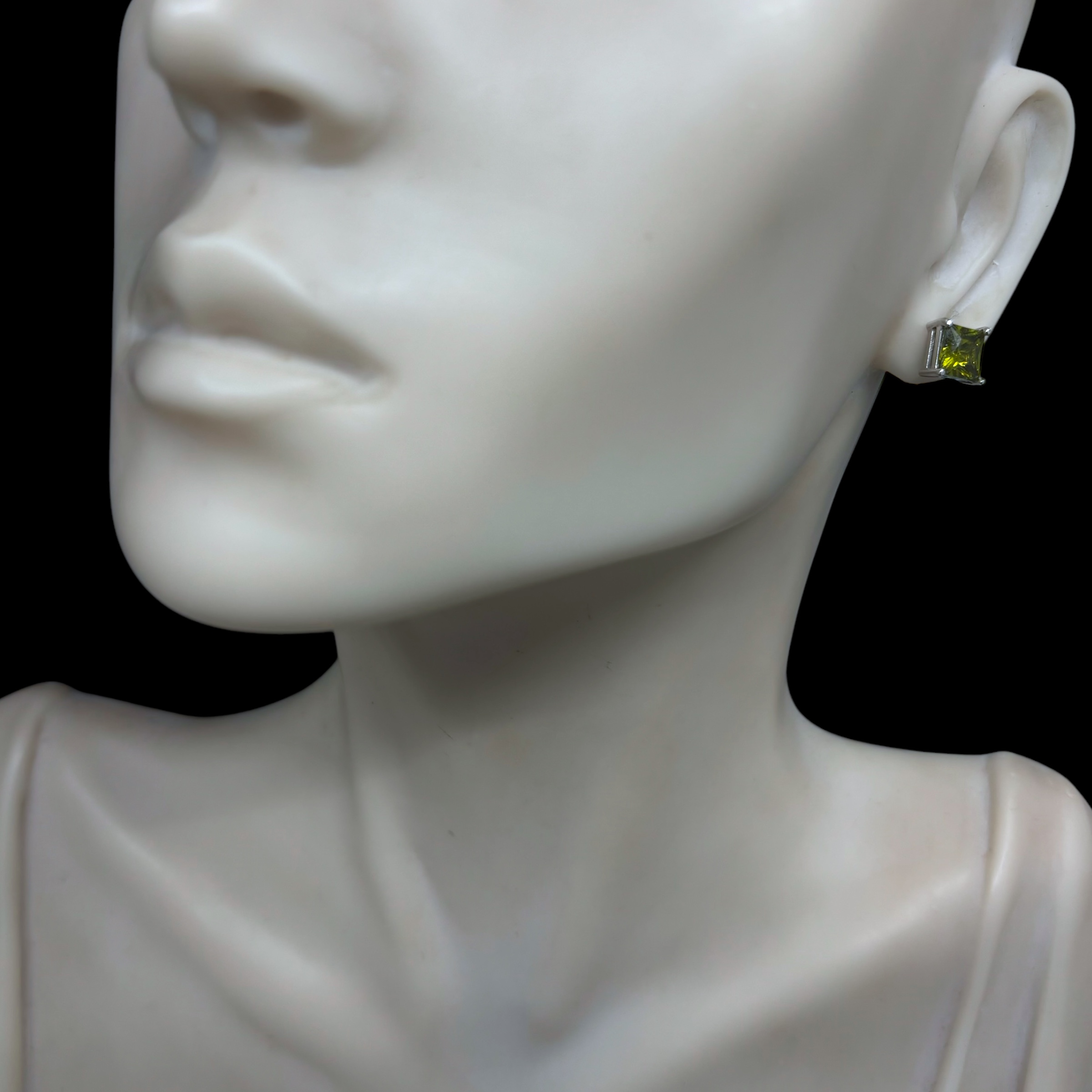 Zlaté náušnice pecky se zelenožlutým kamenem, šroubovací 152144 (Au 585/1000, 2,55g)